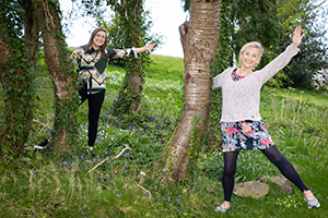 Lauren Toal (chwith) a'r Athro Pauline Horne